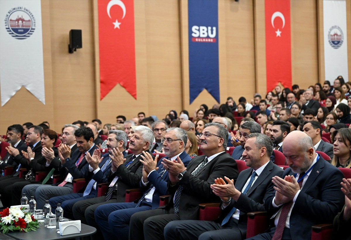 Çalışma ve Sosyal Güvenlik Bakanı Vedat Işıkhan (sağ4), Sağlık Bilimleri Üniversitesi'nde...