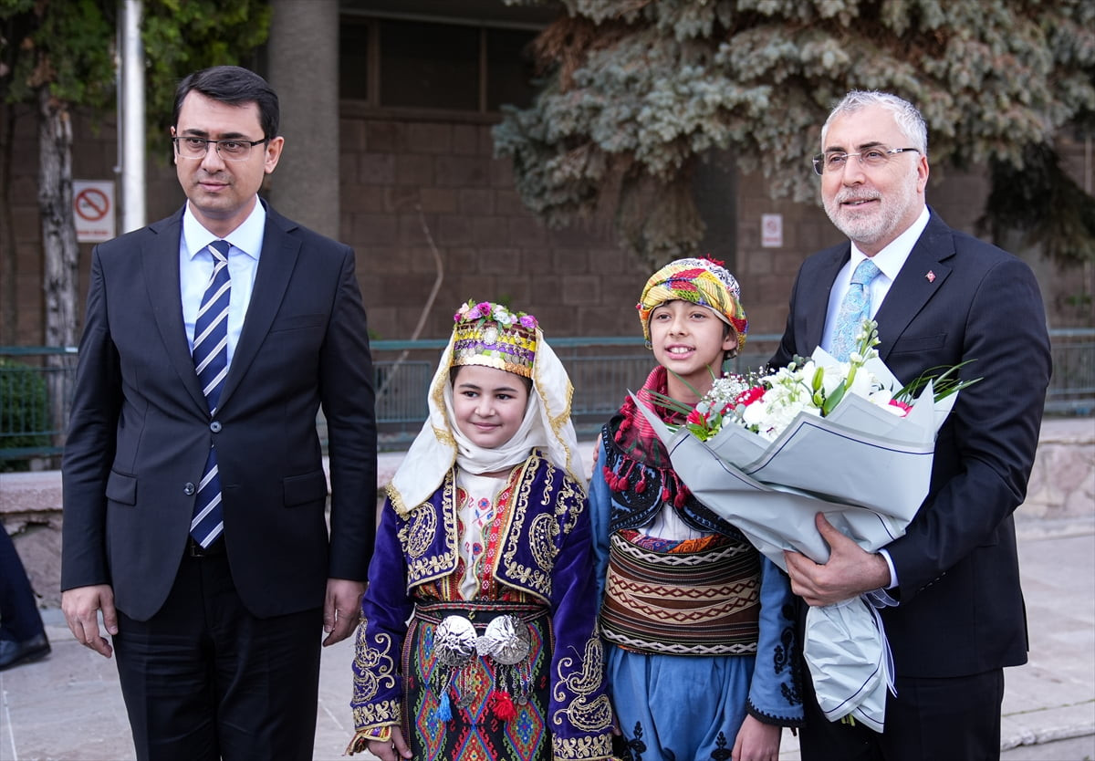 Çalışma ve Sosyal Güvenlik Bakanı Vedat Işıkhan (sağda), Uşak'taki programı kapsamında Uşak...