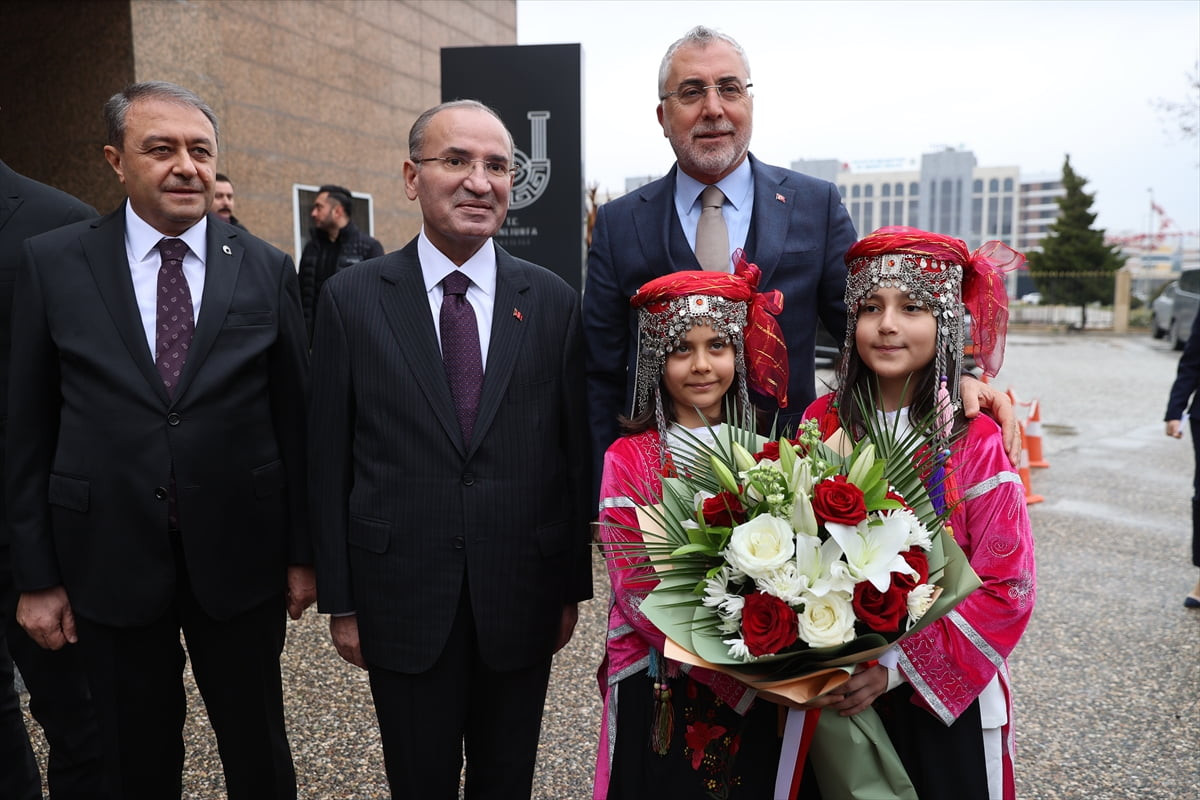Çalışma ve Sosyal Güvenlik Bakanı Vedat Işıkhan, Şanlıurfa Valiliğini ziyaret etti. Bakan Işıkhan...