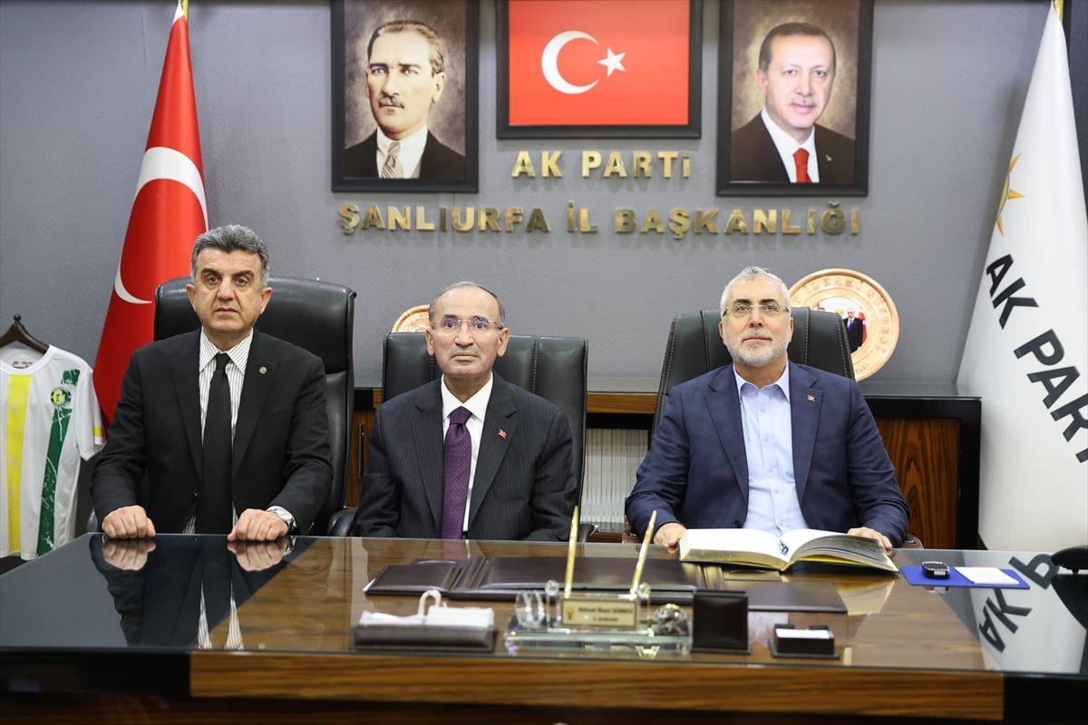 Çalışma ve Sosyal Güvenlik Bakanı Vedat Işıkhan, Şanlıurfa'da partisinin il başkanlığını ziyaret...