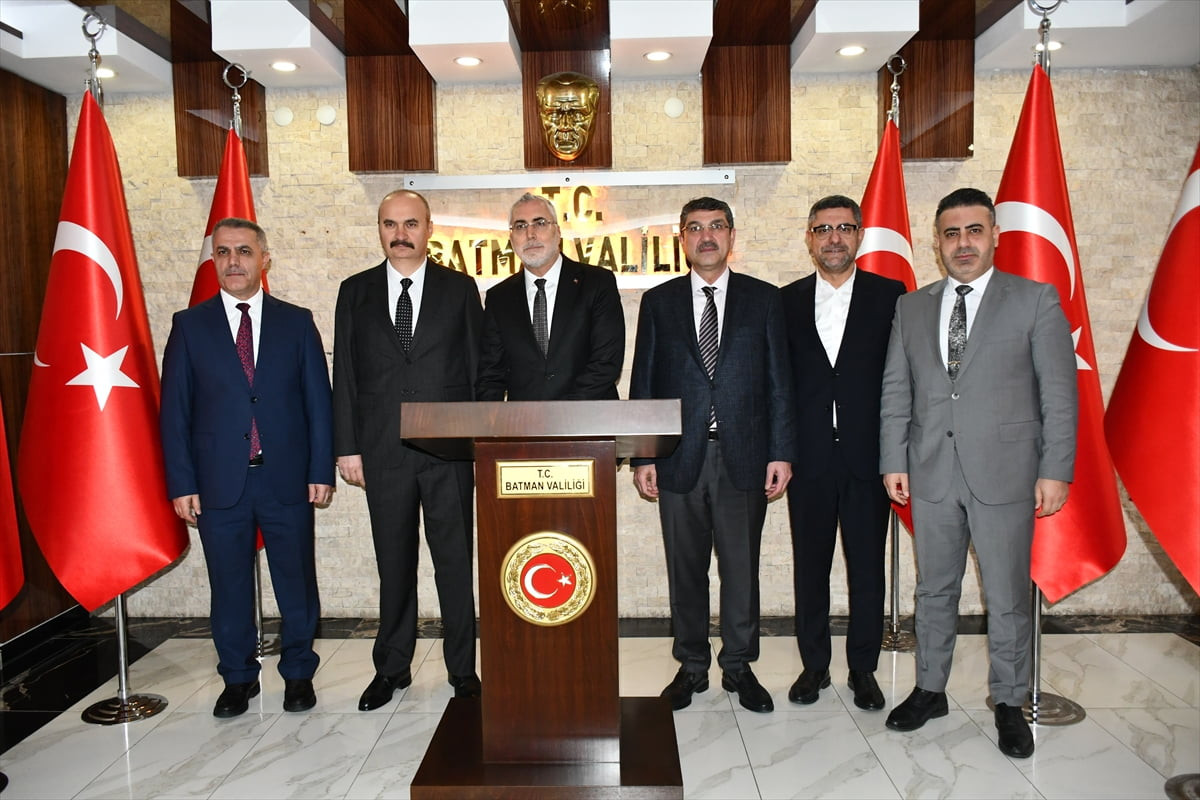 Çalışma ve Sosyal Güvenlik Bakanı Vedat Işıkhan (sol 3), çeşitli programlara katılmak üzere...