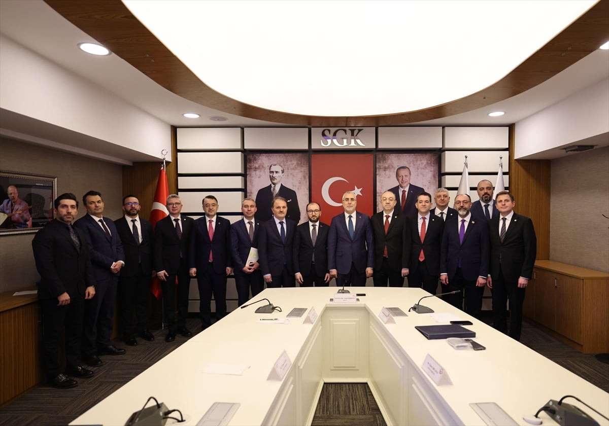 Çalışma ve Sosyal Güvenlik Bakanı Vedat Işıkhan, Sosyal Güvenlik Kurumu (SGK) ve Türk Eczacıları...