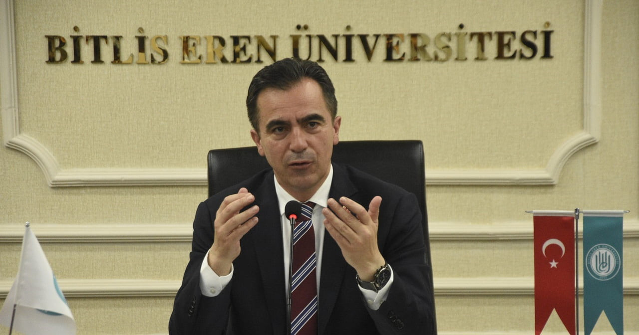 ÇALIŞTAYDA BİR KONUŞMA YAPAN BİTLİS VALİSİ AHMET KARAKAYA, ŞUNLARI SÖYLEDİ. “ŞİMDİ BİTLİS DEYİNCE...