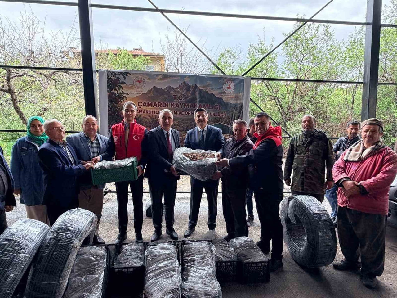 ÇAMARDI’DA ÜRETİCİLERE 90 BİN ÇİLEK FİDESİ DESTEĞİ