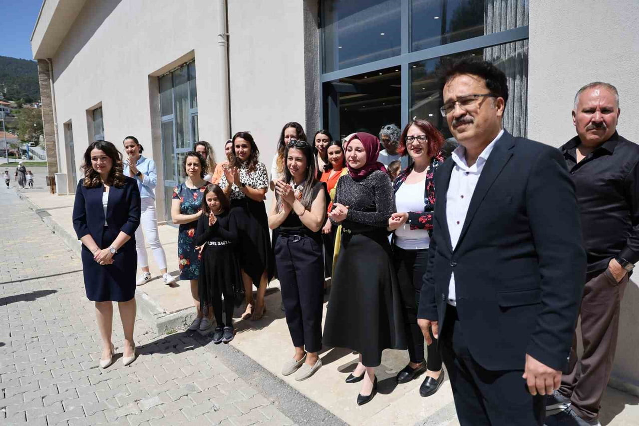 ÇAMELİ BELEDİYE BAŞKANI CENGİZ ARSLAN VE BERABERİNDEKİ PROTOKOL ÜYELERİ, ANNELER GÜNÜ KAPSAMINDA...