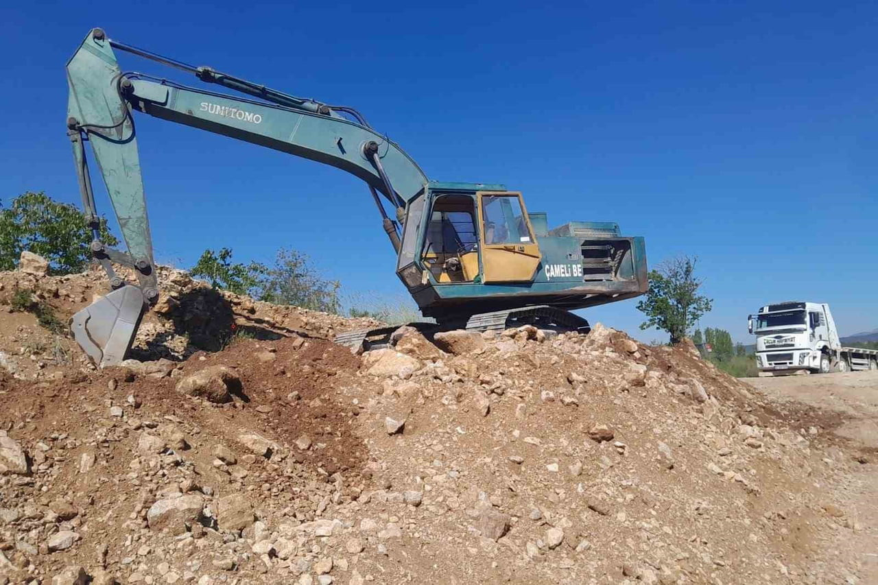 ÇAMELİ BELEDİYESİ FEN İŞLERİ MÜDÜRLÜĞÜ EKİPLERİ, KALINKOZ MAHALLESİ’NDE YAĞIŞLAR NEDENİYLE BOZULAN...