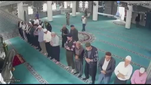 Camide kalp krizi geçirdi, imam hayatını kurtardı: O anlar kamerada