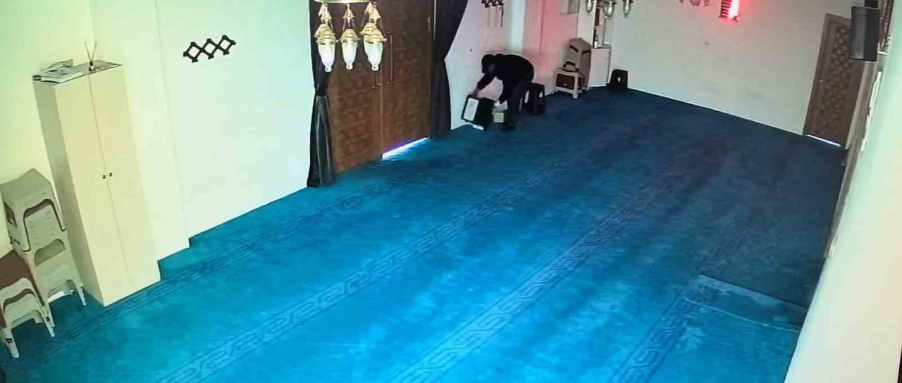 CAMİYE GİRDİ, KALDIRIM TAŞIYLA YARDIM KUTUSUNDAKİ 100 BİN LİRAYI BÖYLE ÇALDI