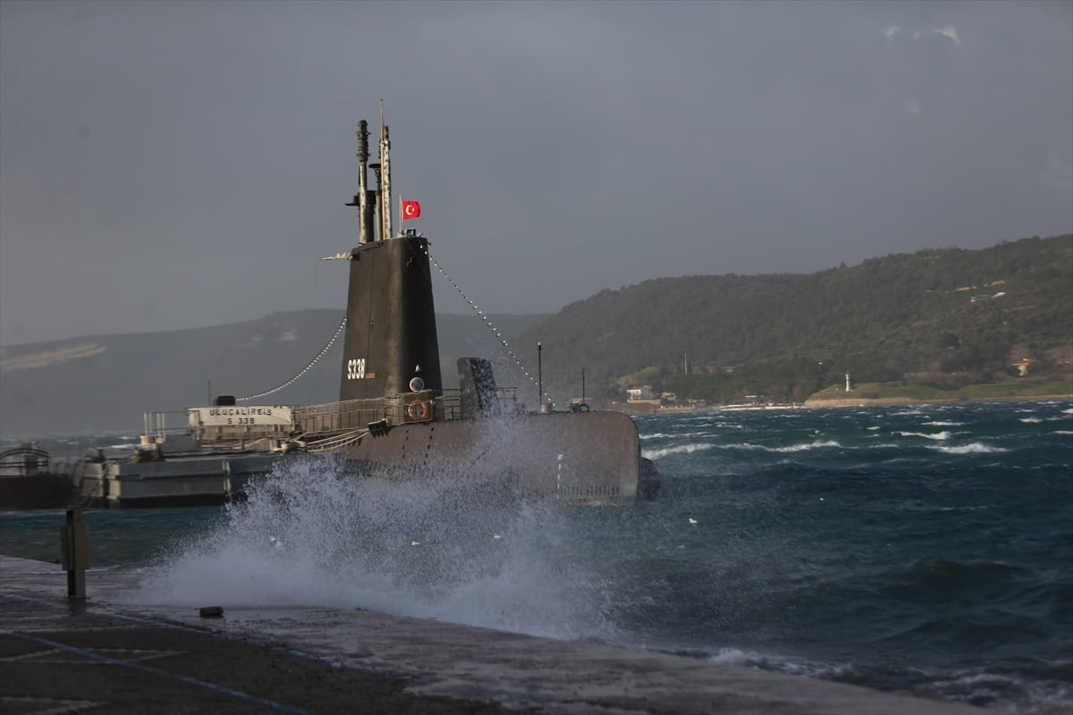 Çanakkale Boğazı'nda etkili olan kuvvetli fırtına nedeniyle transit gemi trafiği çift yönlü geçici...