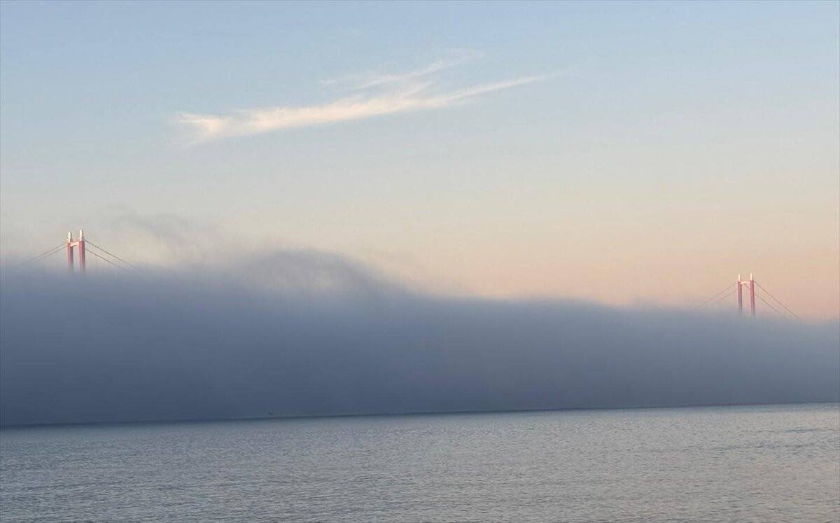 Çanakkale Boğazı'nda etkili olan yoğun sis nedeniyle çift yönlü transit gemi trafiği geçici olarak...