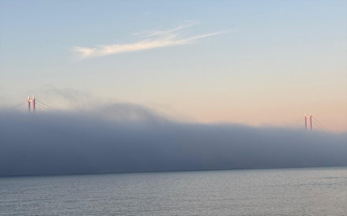 Çanakkale Boğazı'nda etkili olan yoğun sis nedeniyle çift yönlü transit gemi trafiği geçici olarak...