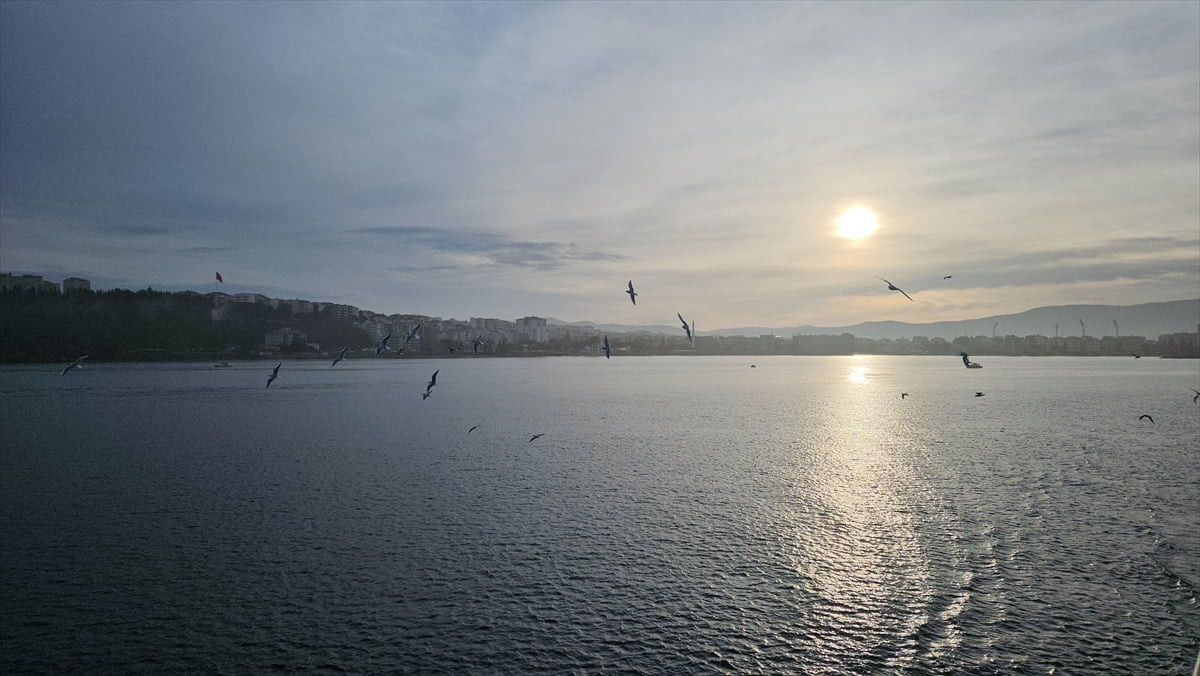 Çanakkale Boğazı'nda etkili olan yoğun sis nedeniyle geçici olarak durdurulan transit gemi trafiği...