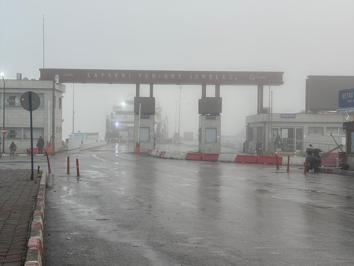 Çanakkale Boğazı'nda etkili olan yoğun sis nedeniyle transit gemi trafiği geçici olarak çift yönlü...