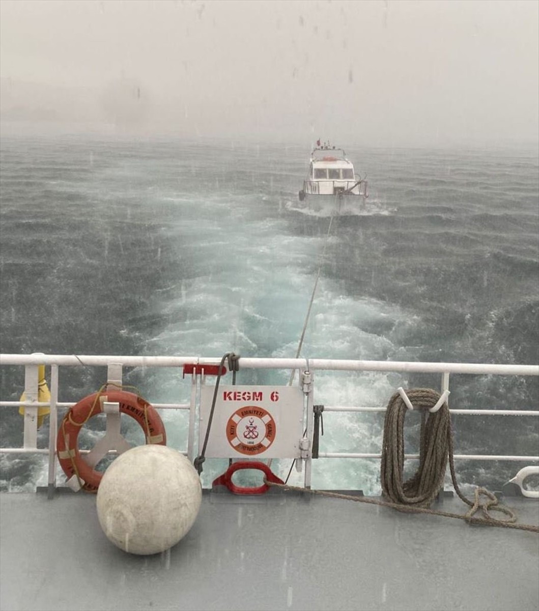 Çanakkale Boğazı'nda makineleri arızalanan ve sürüklenen tekne, Kıyı Emniyeti Genel Müdürlüğü...
