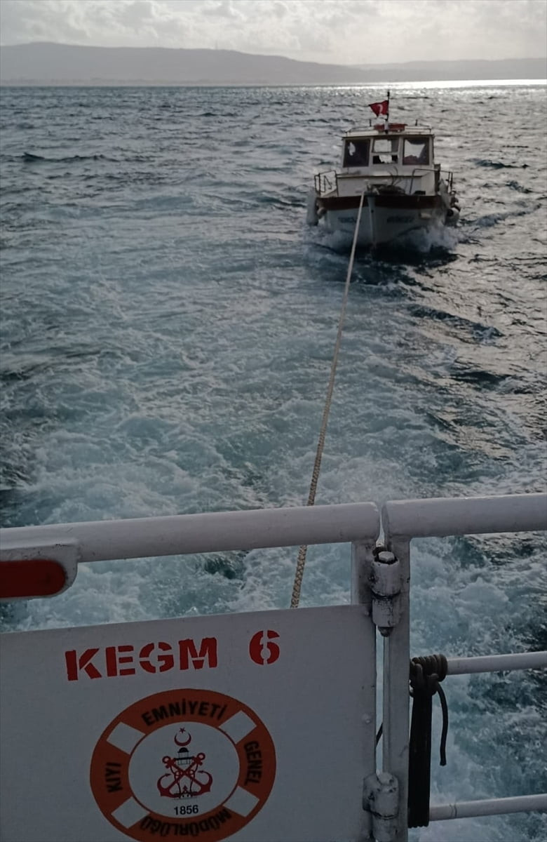 Çanakkale Boğazı'nda makineleri arızalanan ve sürüklenen tekne, Kıyı Emniyeti Genel Müdürlüğü...