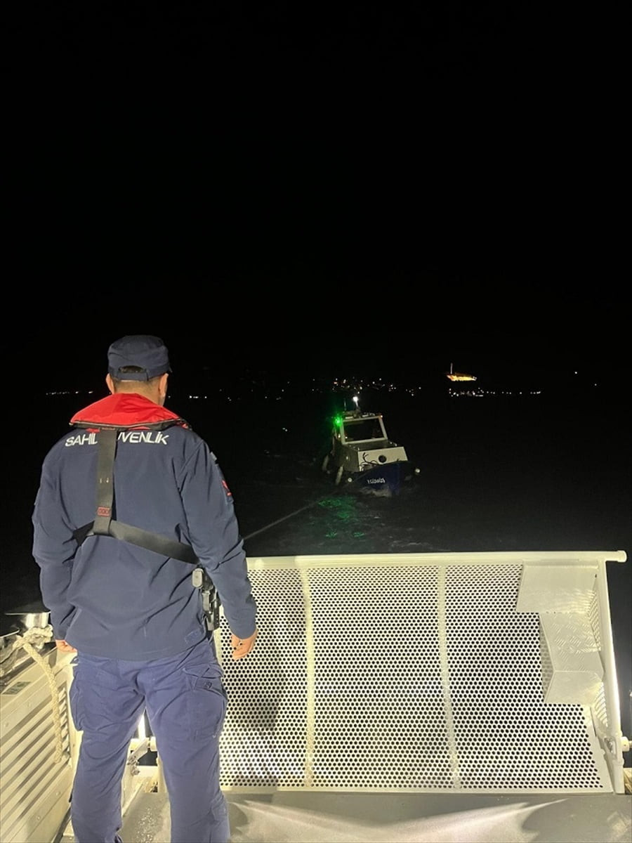 Çanakkale Boğazı'nda makineleri arızalanan ve sürüklenen teknedeki 3 kişi, sahil güvenlik...
