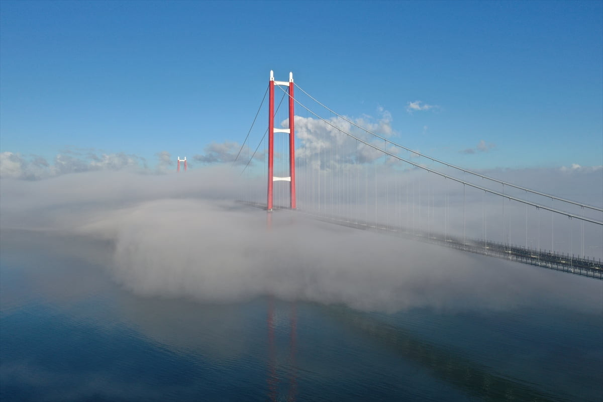 Çanakkale Boğazı'nda sabah saatlerinde başlayan yoğun sisin etkisiyle 1915 Çanakkale Köprüsü'nün...