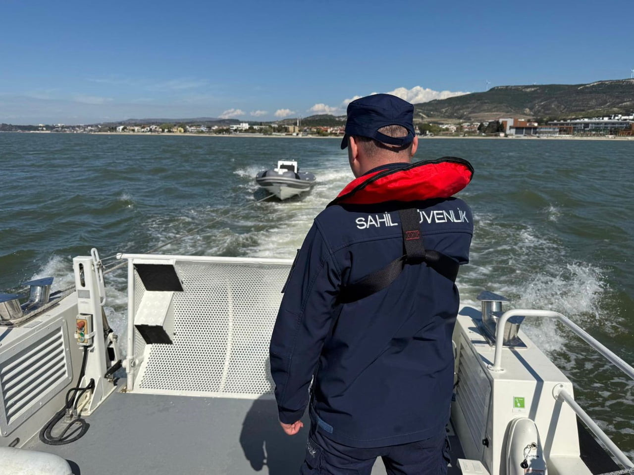 ÇANAKKALE BOĞAZI’NDA İÇİNDE 3 KİŞİNİN BULUNDUĞU MOTOR ARIZASI YAPARAK SÜRÜKLENEN FİBER KARİNALI...