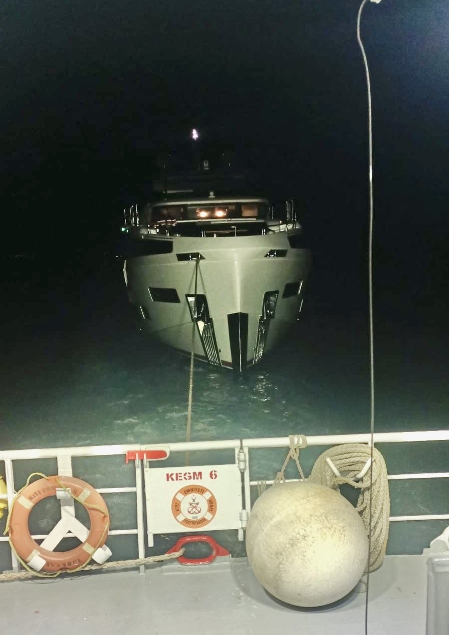 ÇANAKKALE BOĞAZI’NDA İÇİNDE 4 KİŞİNİN BULUNDUĞU MAKİNA ARIZASI YAPARAK SÜRÜKLENEN TEKNE SAHİL...