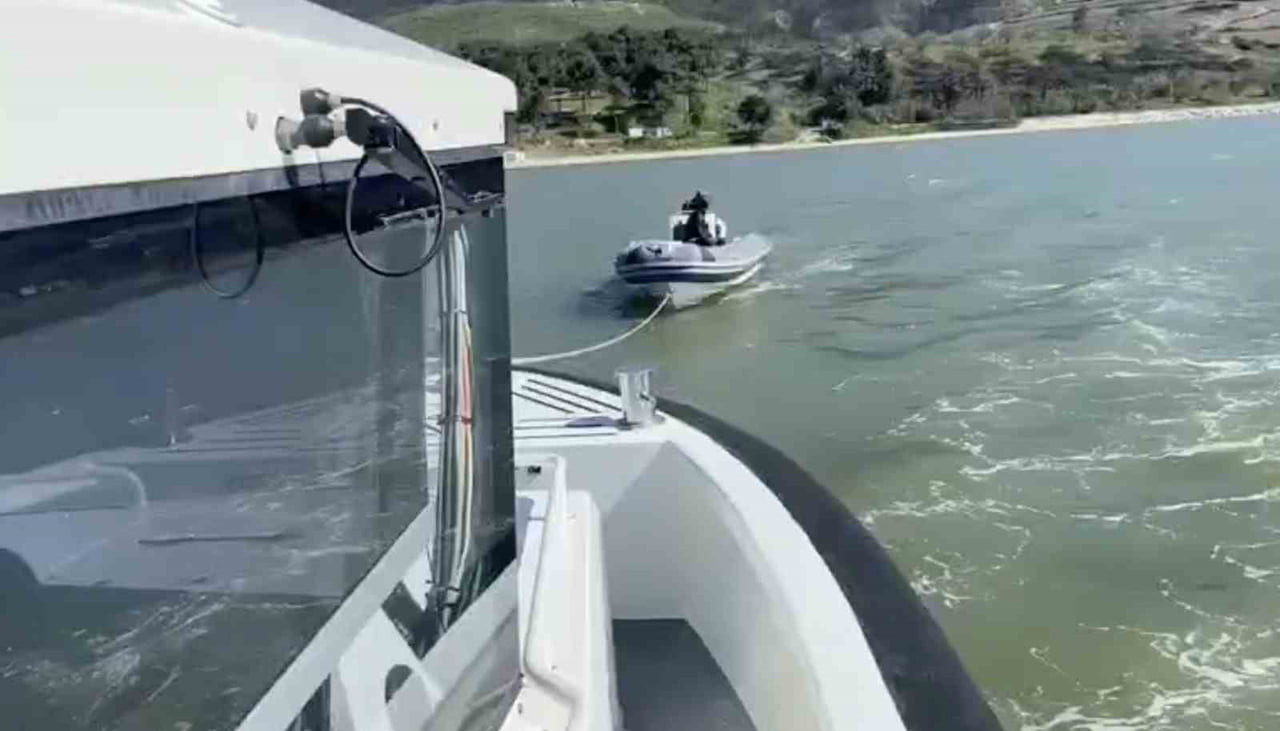 ÇANAKKALE BOĞAZI’NDA MOTOR ARIZASI YAPARAK SÜRÜKLENEN LASTİK BOTTAKİ 3 KİŞİ SAHİL GÜVENLİK...