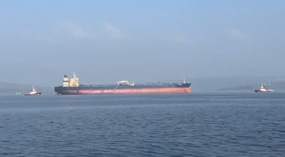 ÇANAKKALE BOĞAZI’NDAN GEÇEN 274 METRE UZUNLUĞUNDAKİ ‘ELBUS’ İSİMLİ TANKER MAKİNE ARIZASI YAPTI....