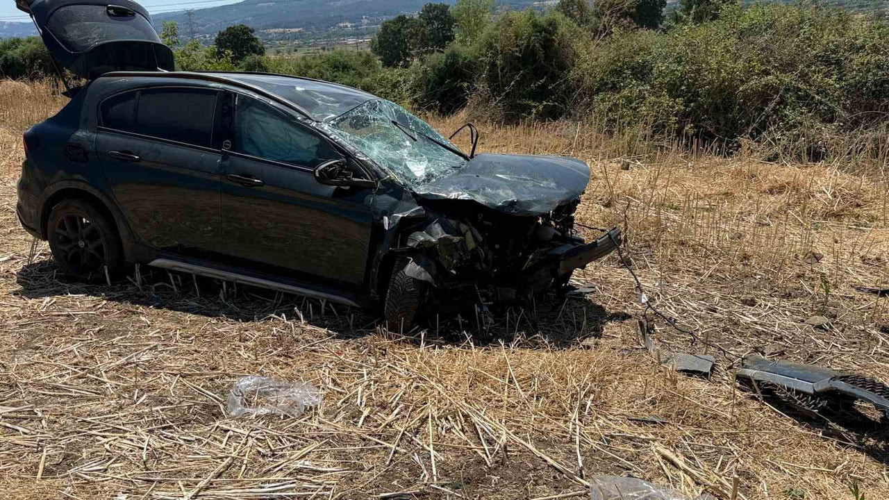 ÇANAKKALE-ÇAN KARAYOLU ÜZERİNDE OTOMOBİL TARLAYA UÇTU. ARAÇTA BULUNAN 2 KİŞİ YARALANDI.