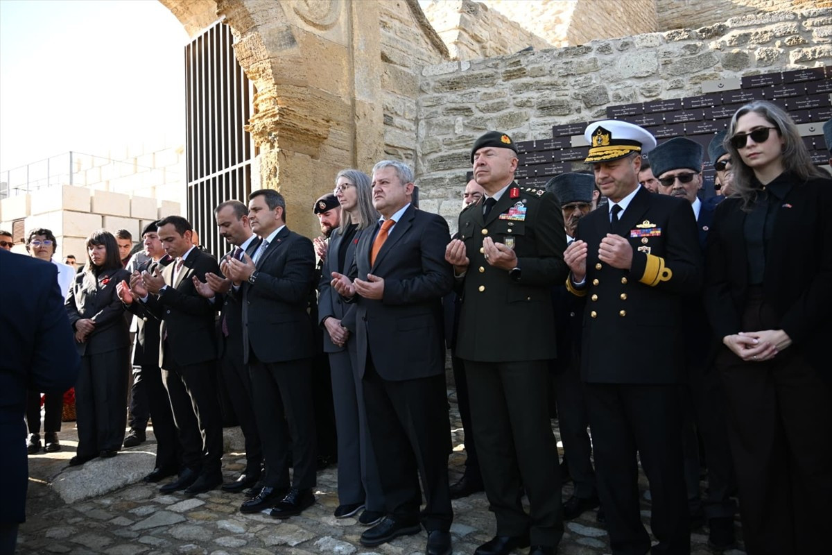 Çanakkale Deniz Savaşı'ndan önce 3 Kasım 1914'te Çanakkale Boğazı girişine gelen İngiliz ve...