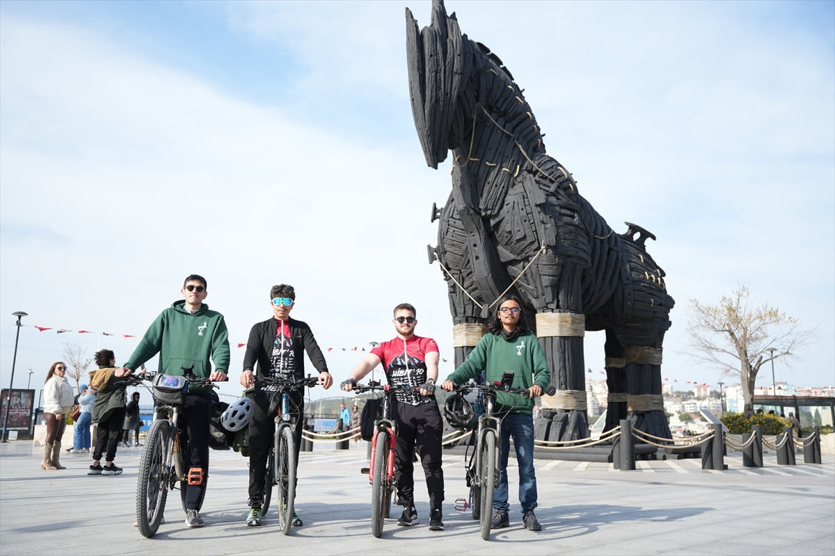 Çanakkale Deniz Zaferi'nin 111. yılı dolayısıyla şehitleri anmak için bisikletleriyle Ankara'dan...