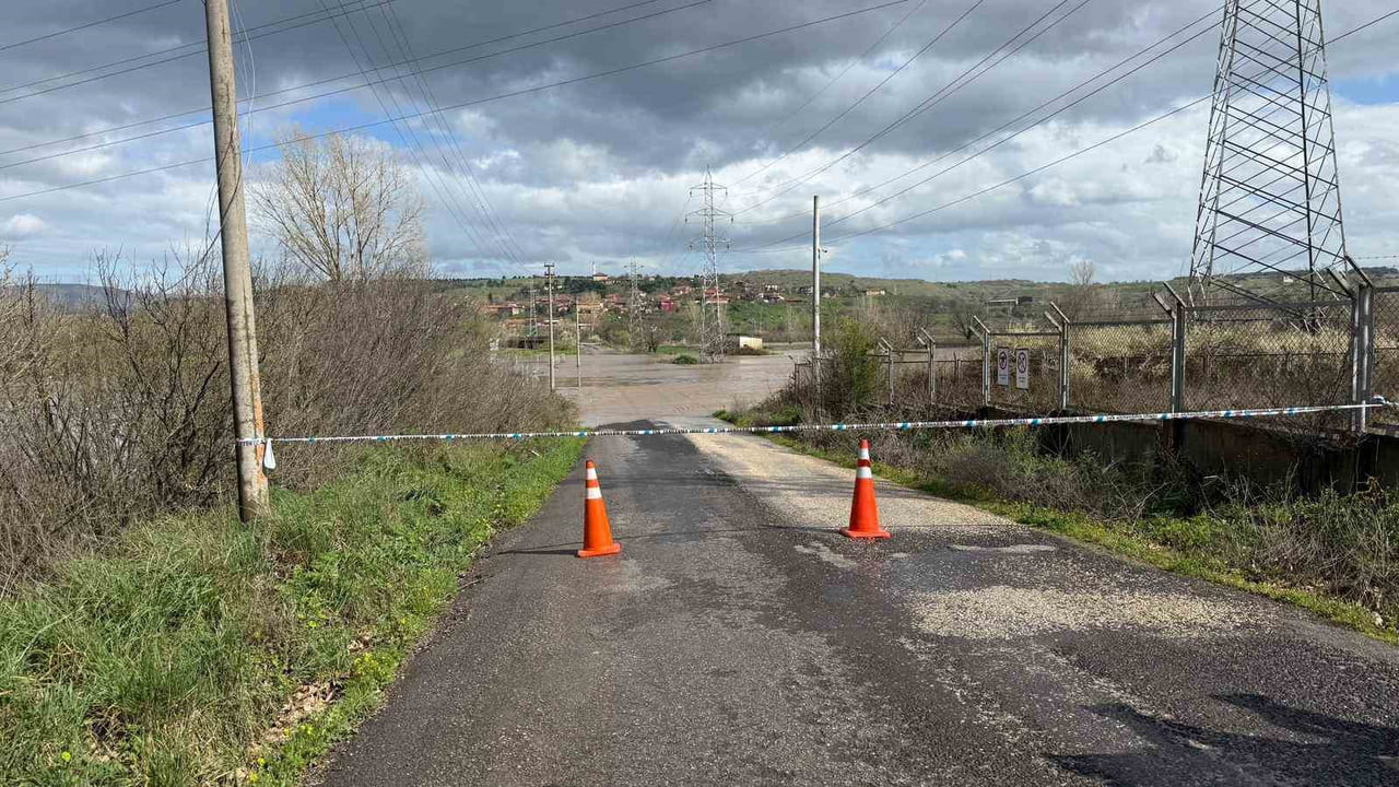 ÇANAKKALE İL GENELİNDE DÜN GECEDEN BU YANA ETKİLİ OLAN YAĞIŞ NEDENİYLE KOCABAŞ ÇAYI TAŞTI. ÇAN...