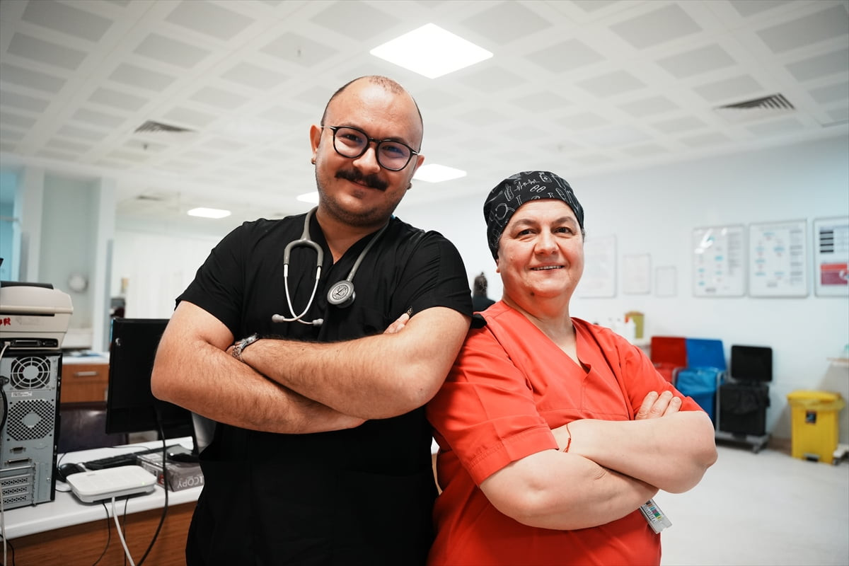 Çanakkale Mehmet Akif Ersoy Devlet Hastanesinde görevli hemşire Gülcan Bulan ile oğlu pratisyen...