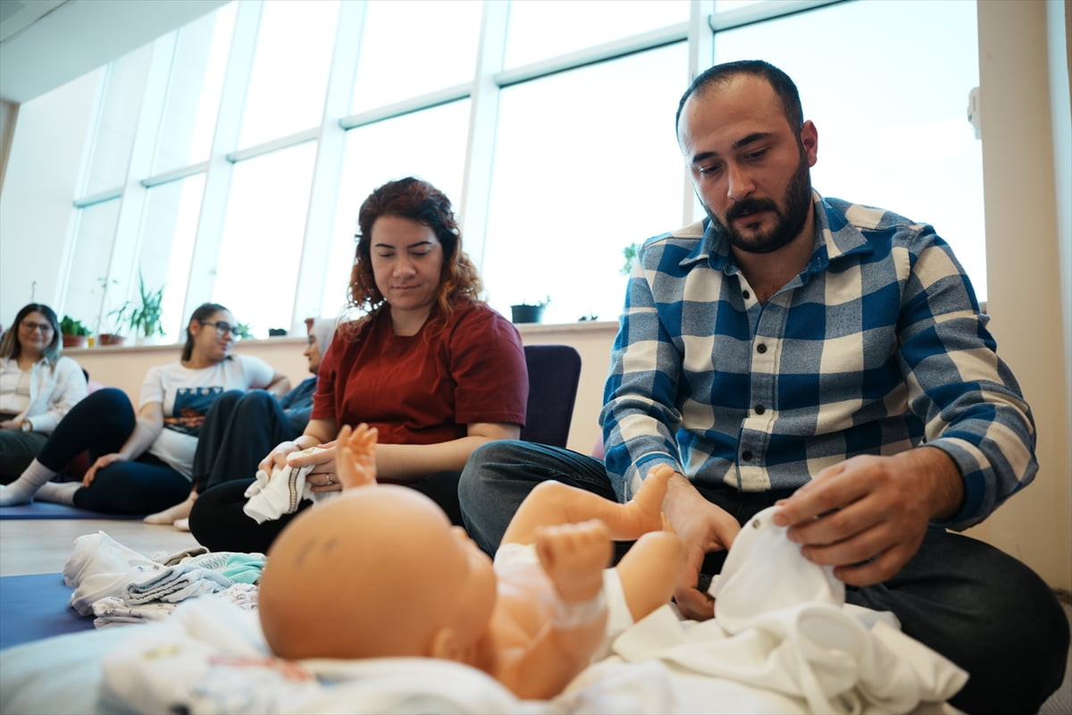 Çanakkale Mehmet Akif Ersoy Devlet Hastanesinde ücretsiz hizmet veren gebe okulu, anne ve baba...