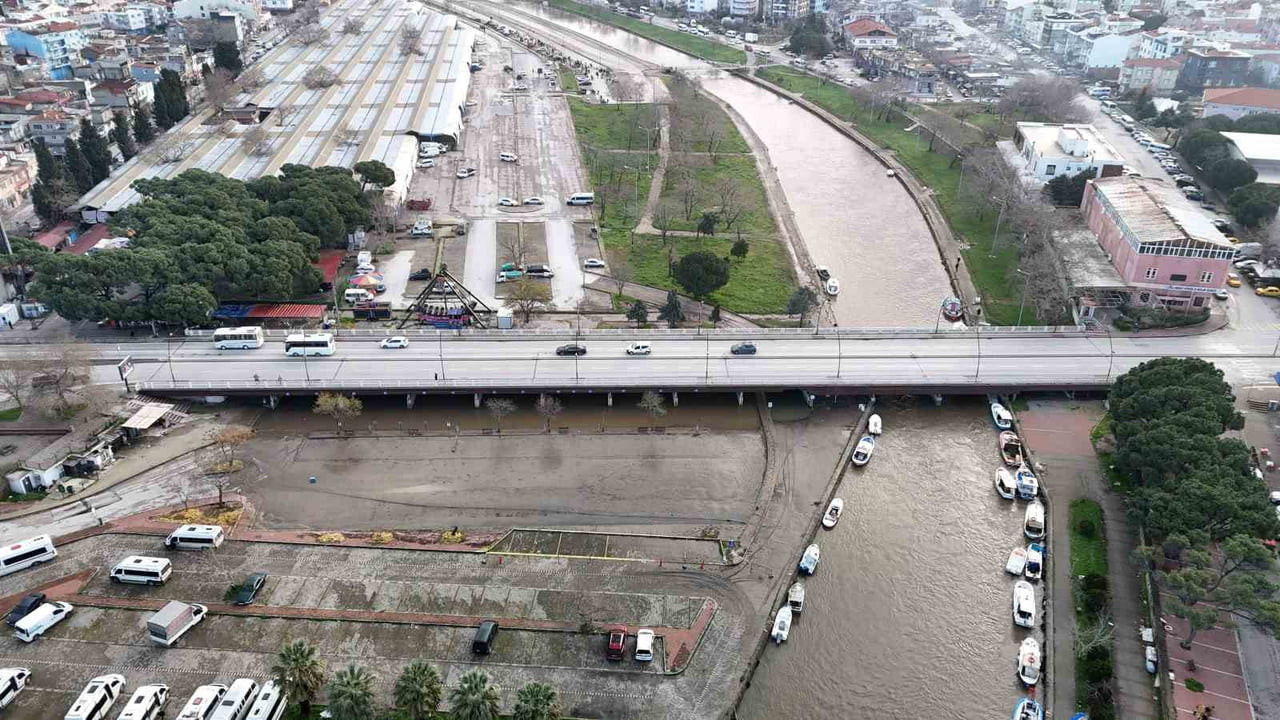 ÇANAKKALE VALİLİĞİ YAŞANAN YOĞUN YAĞIŞLAR NEDENİYLE ATİKHİSAR BARAJININ YÜZDE 100 SEVİYESİNE...