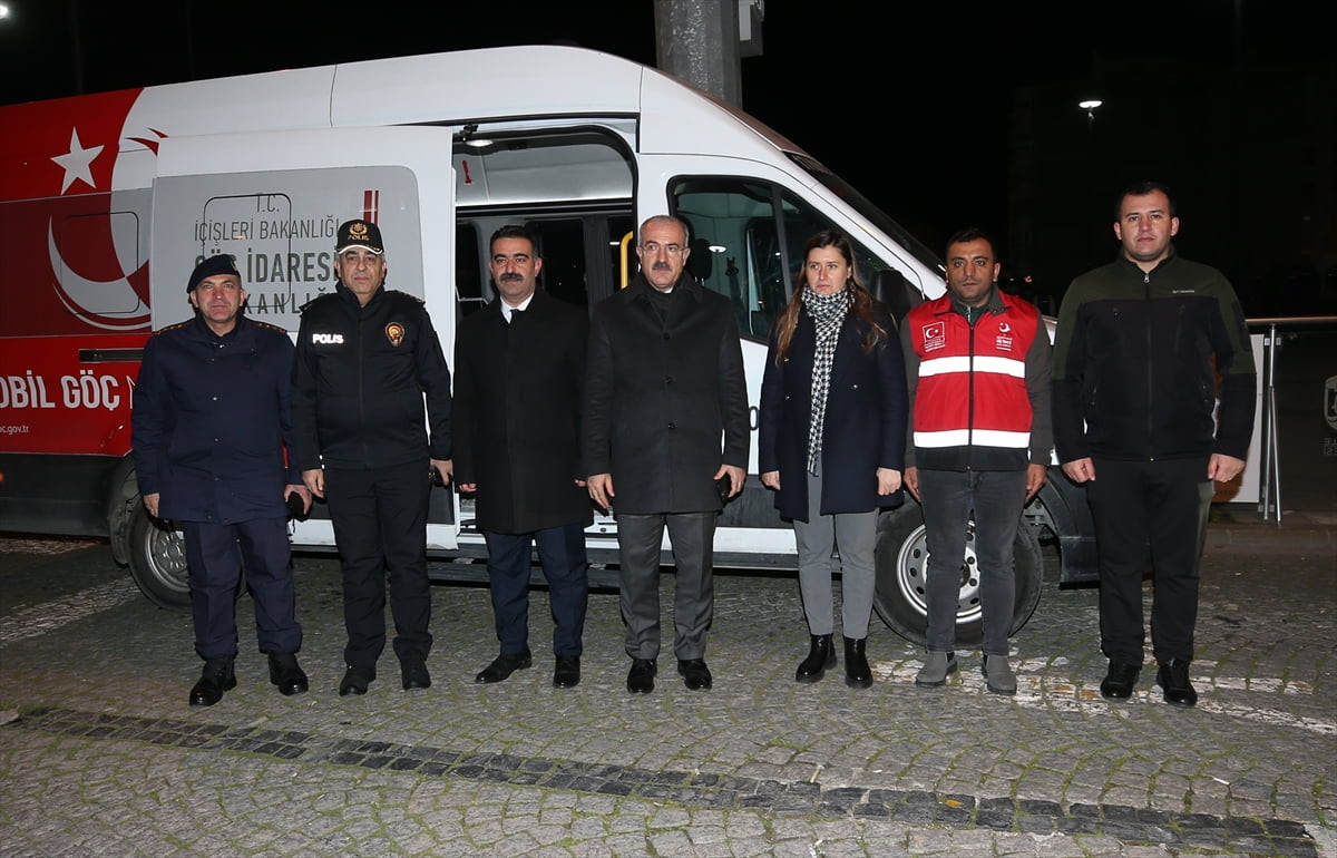 Çanakkale Valisi Ömer Toraman (ortada), yılbaşı tedbirleri kapsamında kolluk kuvvetlerinin kontrol...