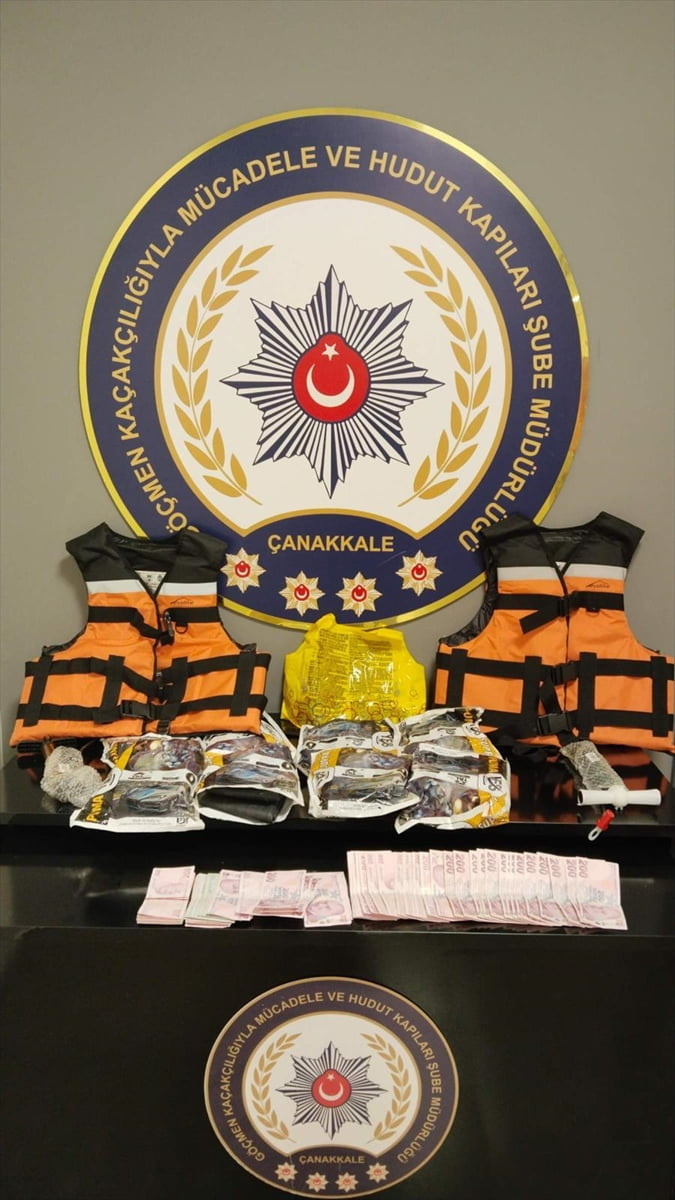 Çanakkale'de, 11 düzensiz göçmenin yakalandığı operasyonda gözaltına alınan 4 zanlı tutuklandı....