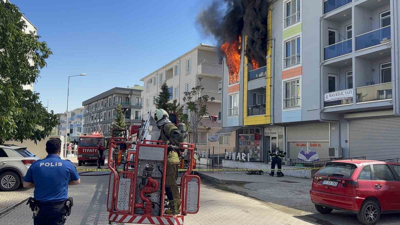 ÇANAKKALE'DE 4 KATLI BİNANIN 3'ÜNCÜ KATINDA ÇIKAN YANGIN, 4'ÜNCÜ KATA SIÇRADI. ALEVLER VE DUMANLAR...