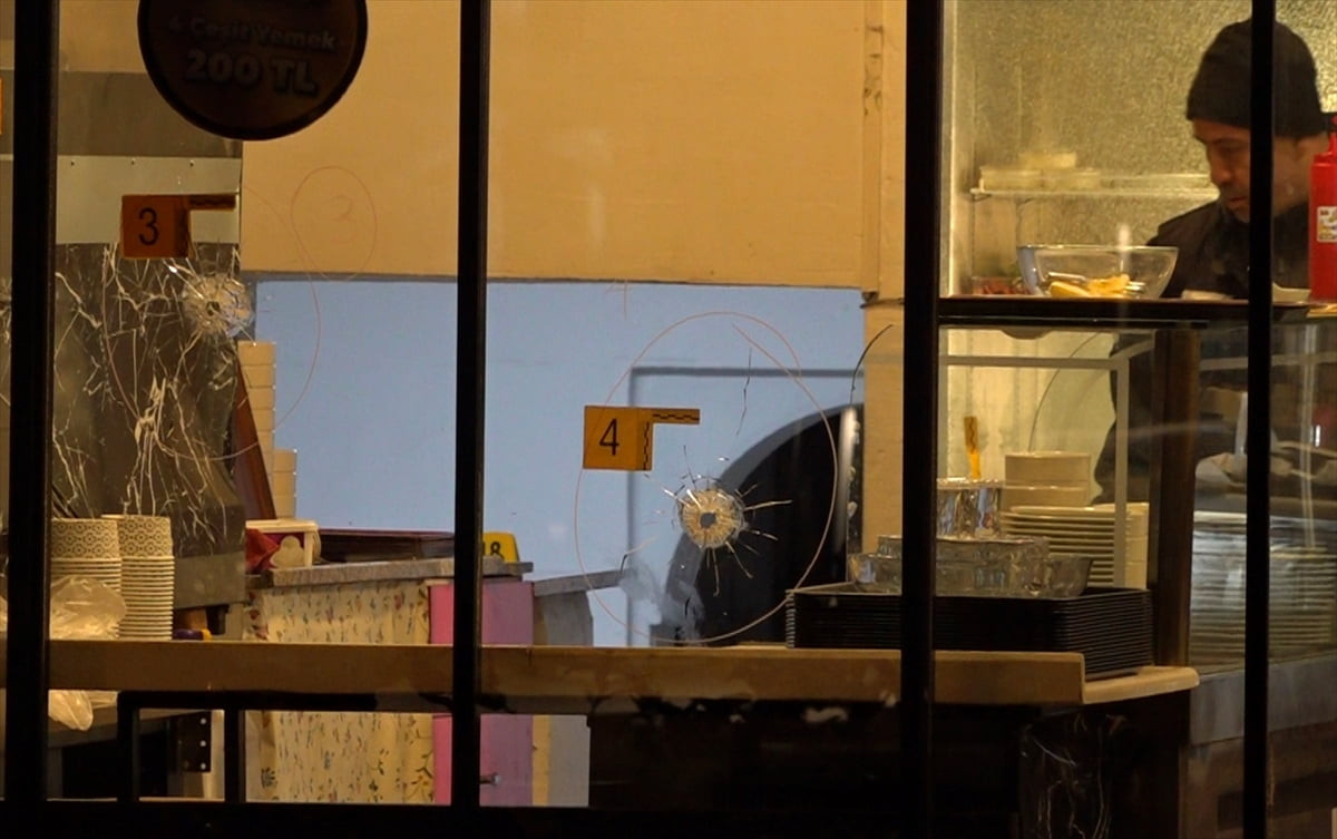 Çanakkale'de bir lokantaya düzenlenen silahlı saldırı sonucu 1 kişi yaralandı.