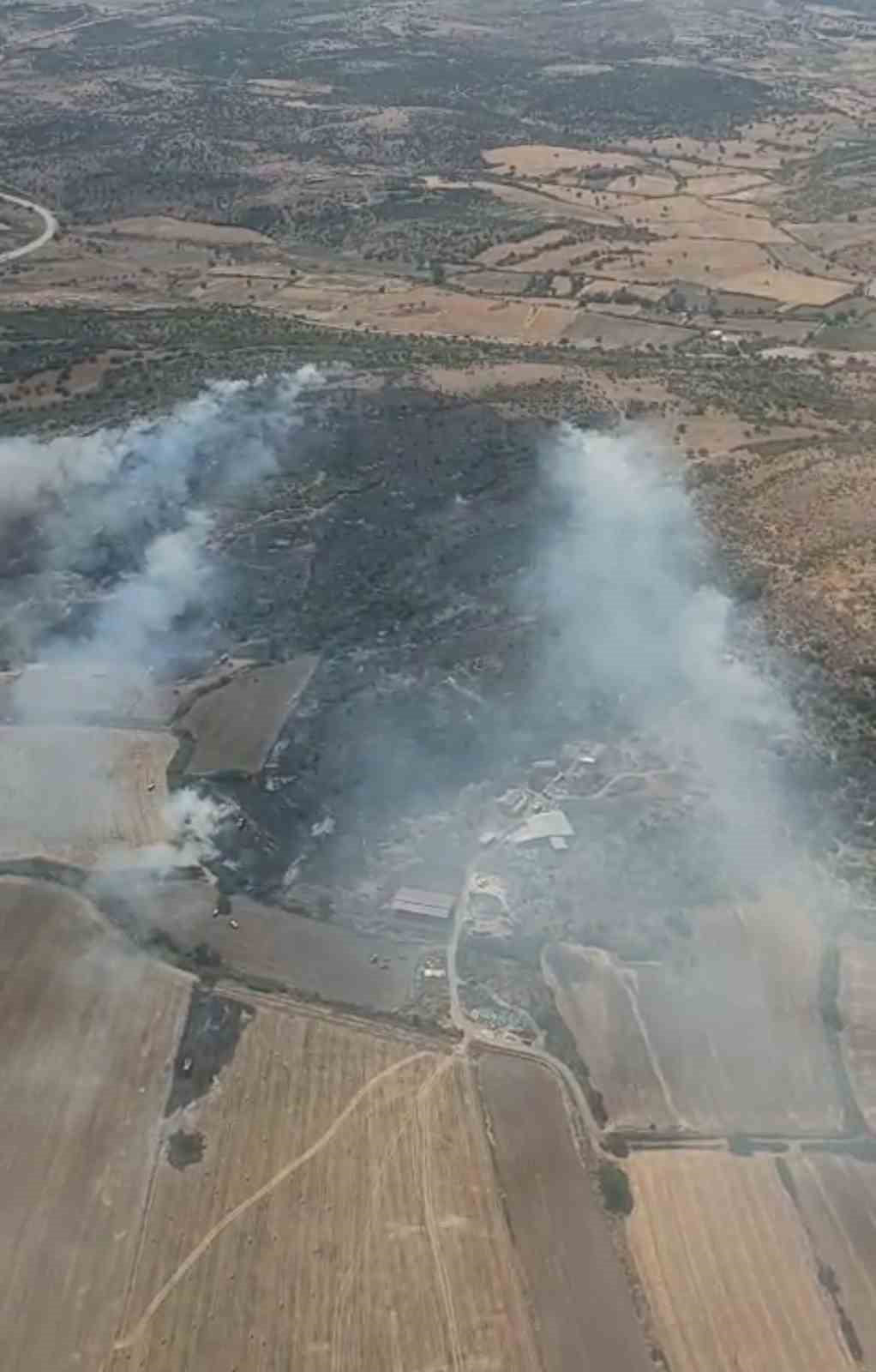 ÇANAKKALE'DE BOZUK ORMAN SAHASINDA ÇIKAN YANGIN EKİPLERİN HAVADAN VE KARADAN MÜDAHALESİYLE KONTROL...