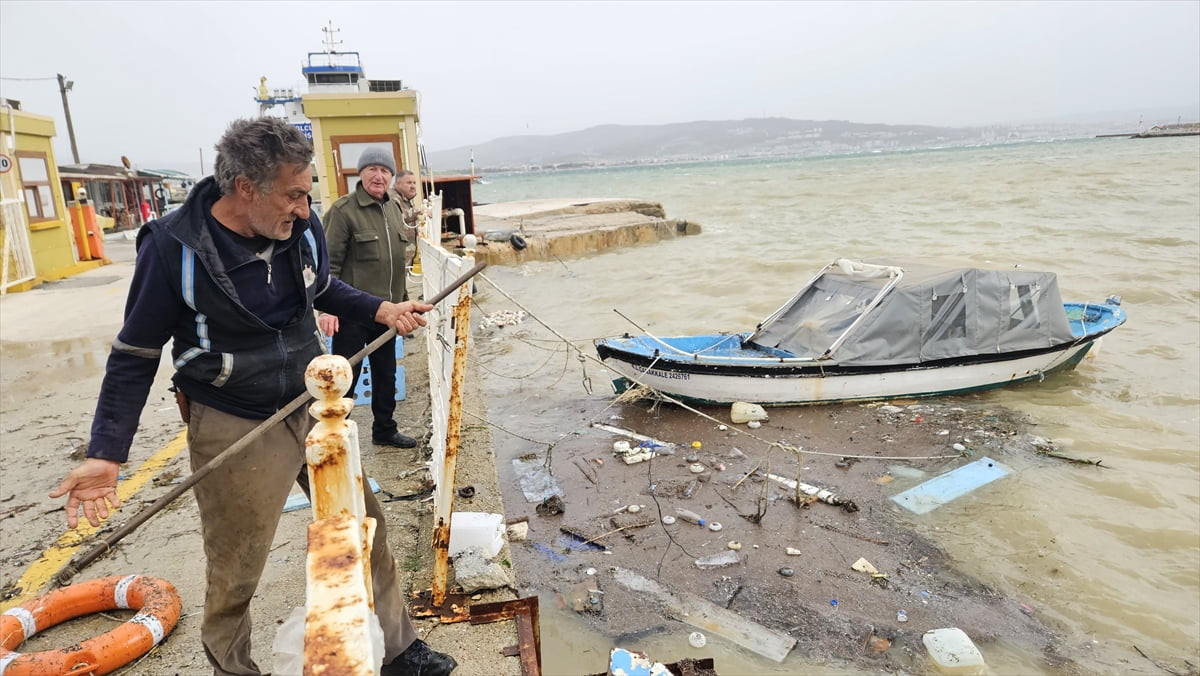 Çanakkale'de etkisini sürdüren kuvvetli fırtına, il merkezi ve ilçelerde günlük hayatı olumsuz...