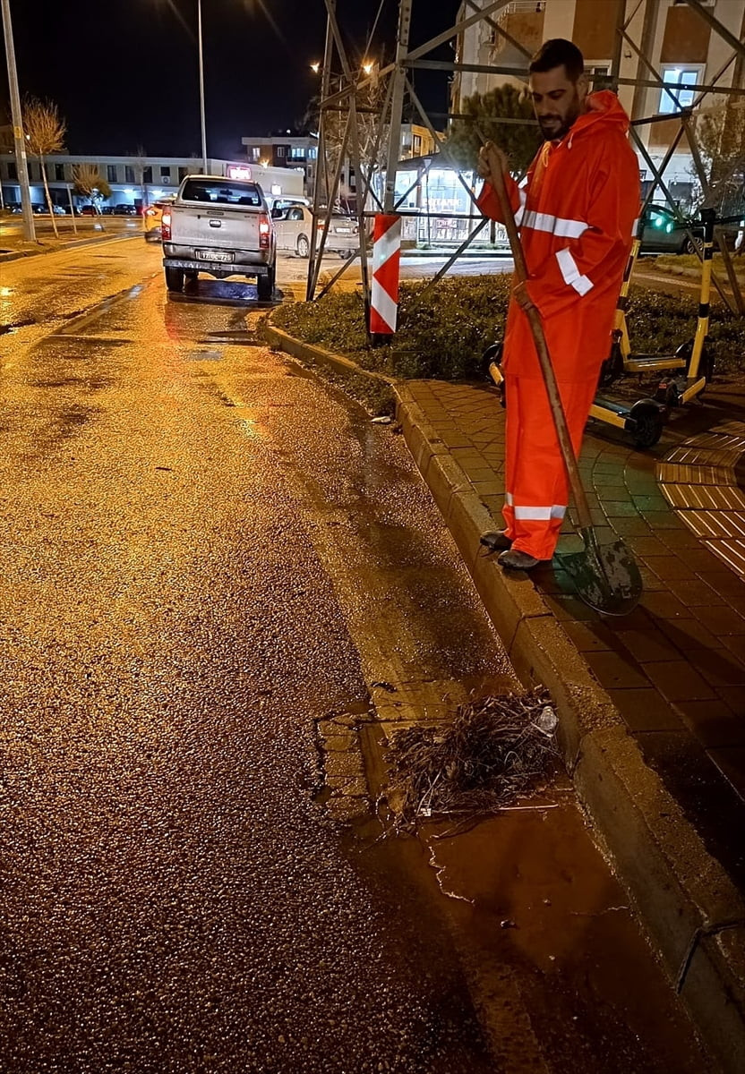 Çanakkale'de gök gürültülü sağanak hayatı olumsuz etkiledi. Çanakkale Belediyesi Su ve...