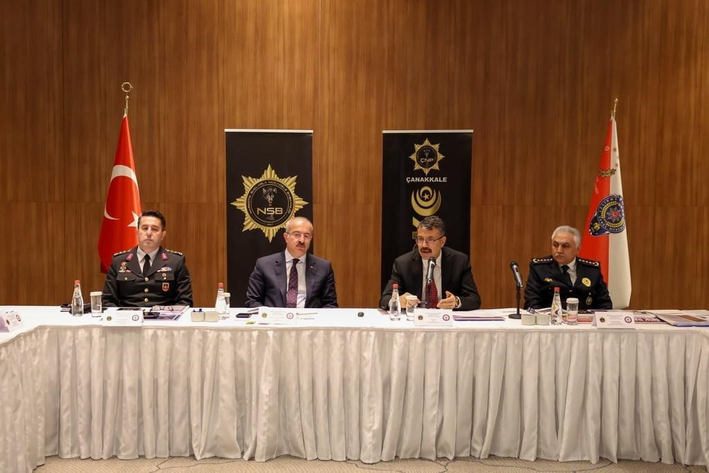 ÇANAKKALE'DE İÇİŞLERİ BAKAN YARDIMCISI ALİ ÇELİK (SAĞDAN İKİNCİ) AÇIKLAMALARDA BULUNDU