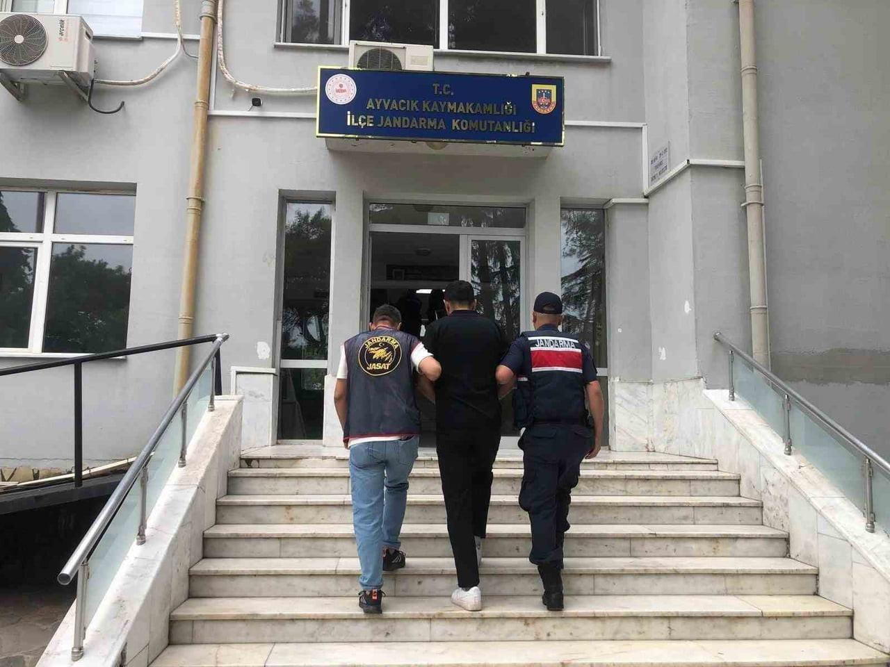 ÇANAKKALE'DE JANDARMA EKİPLERİNCE GERÇEKLEŞTİRİLEN GENİŞ KAPSAMLI HUZUR UYGULAMALARINDA ÇEŞİTLİ...