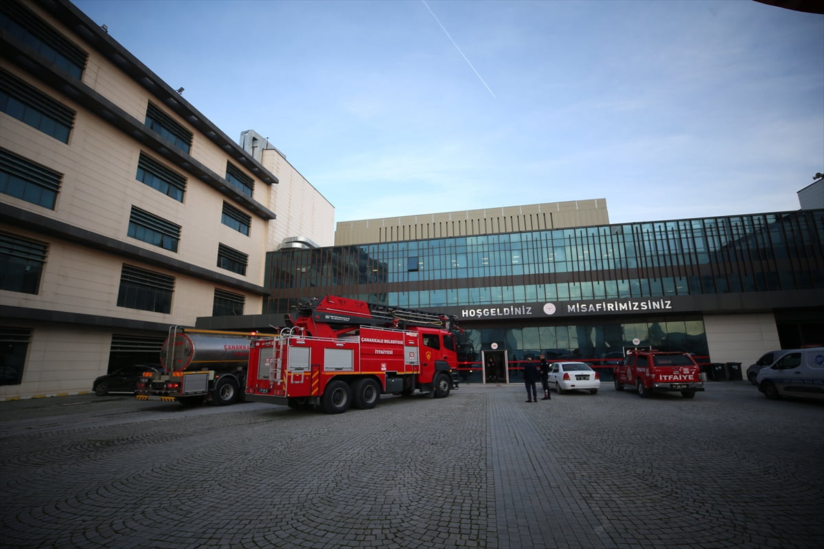 Çanakkale'de Mehmet Akif Ersoy Devlet Hastanesindeki bir odada çıkan yangın ekiplerin...