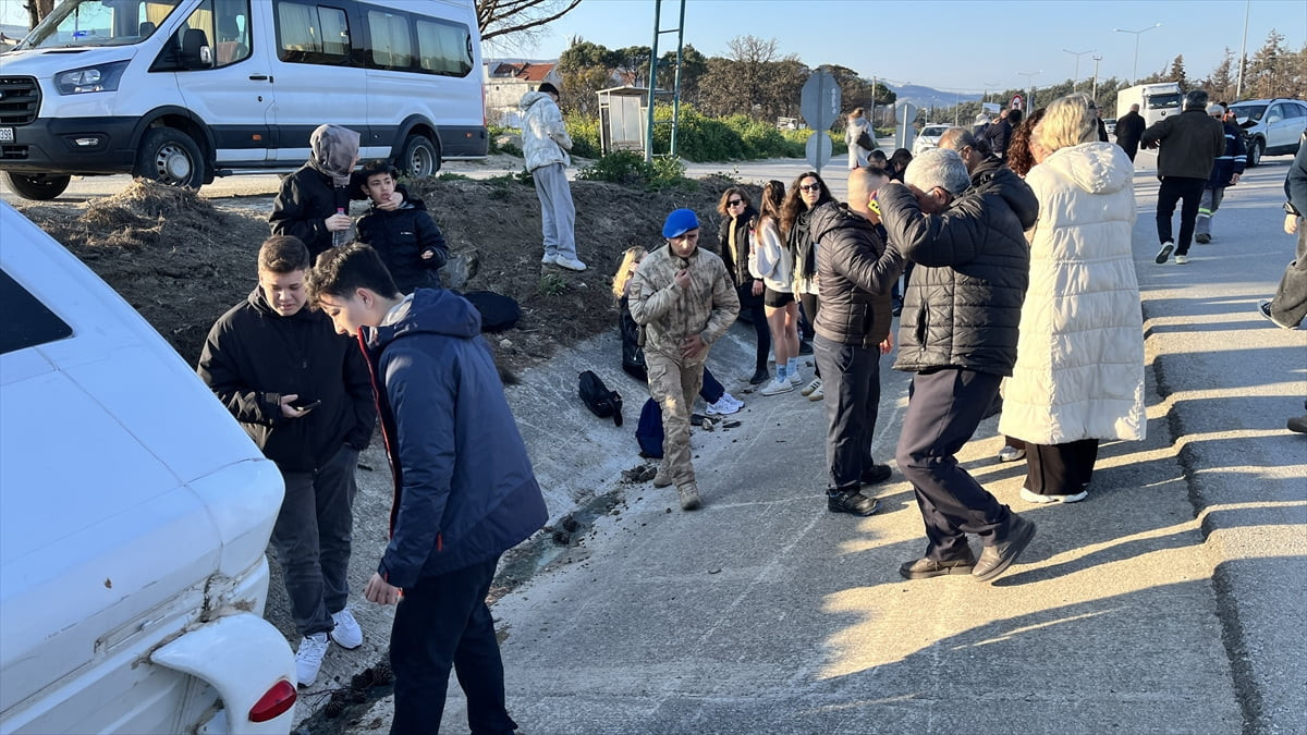 Çanakkale'de minibüs ile SUV tipi aracın çarpıştığı kazada, 8 kişi yaralandı. Kaza yerine jandarma...