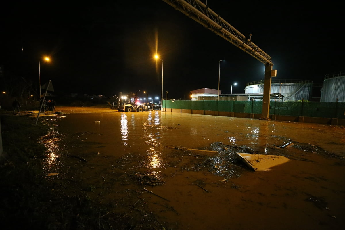 Çanakkale'de sağanak nedeniyle debisi yükselen Kepez Çayı'nda taşkın meydana geldi.