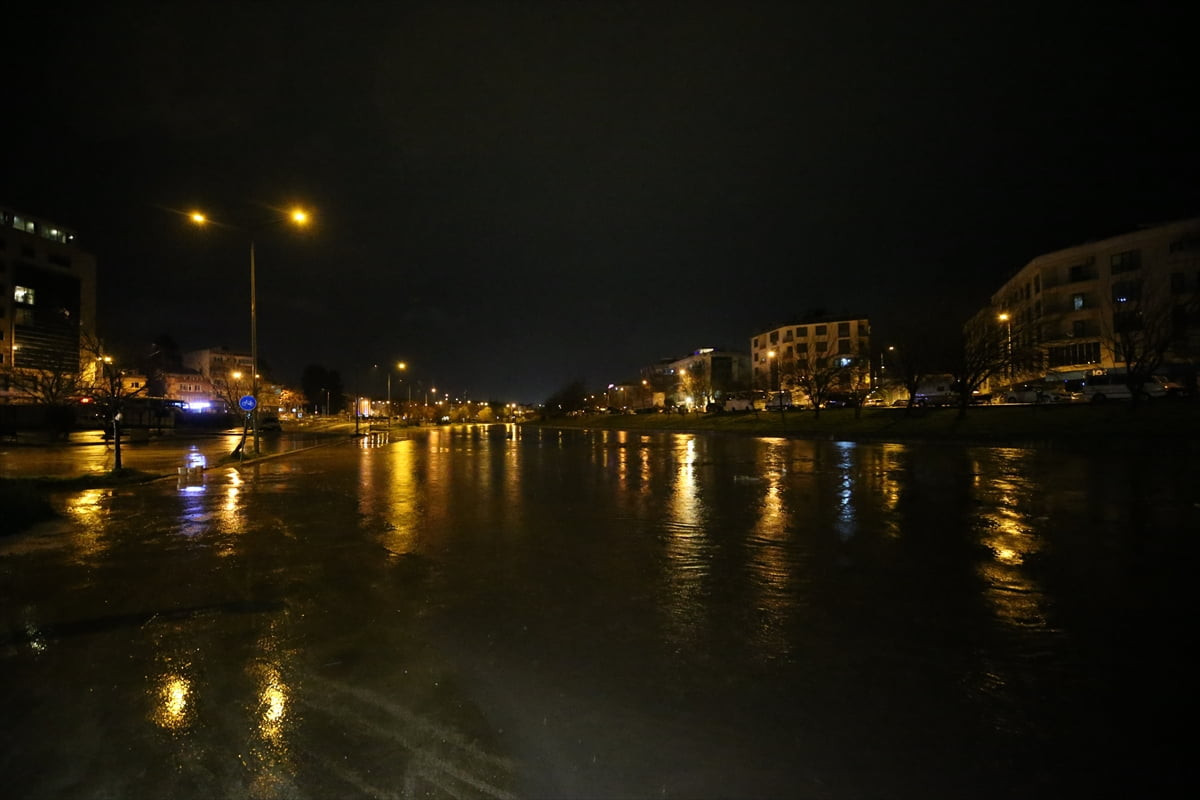 Çanakkale'de sağanak nedeniyle Kepez Çayı'nda taşkın meydana geldi, Sarıçay'ın da yükselen debisi...
