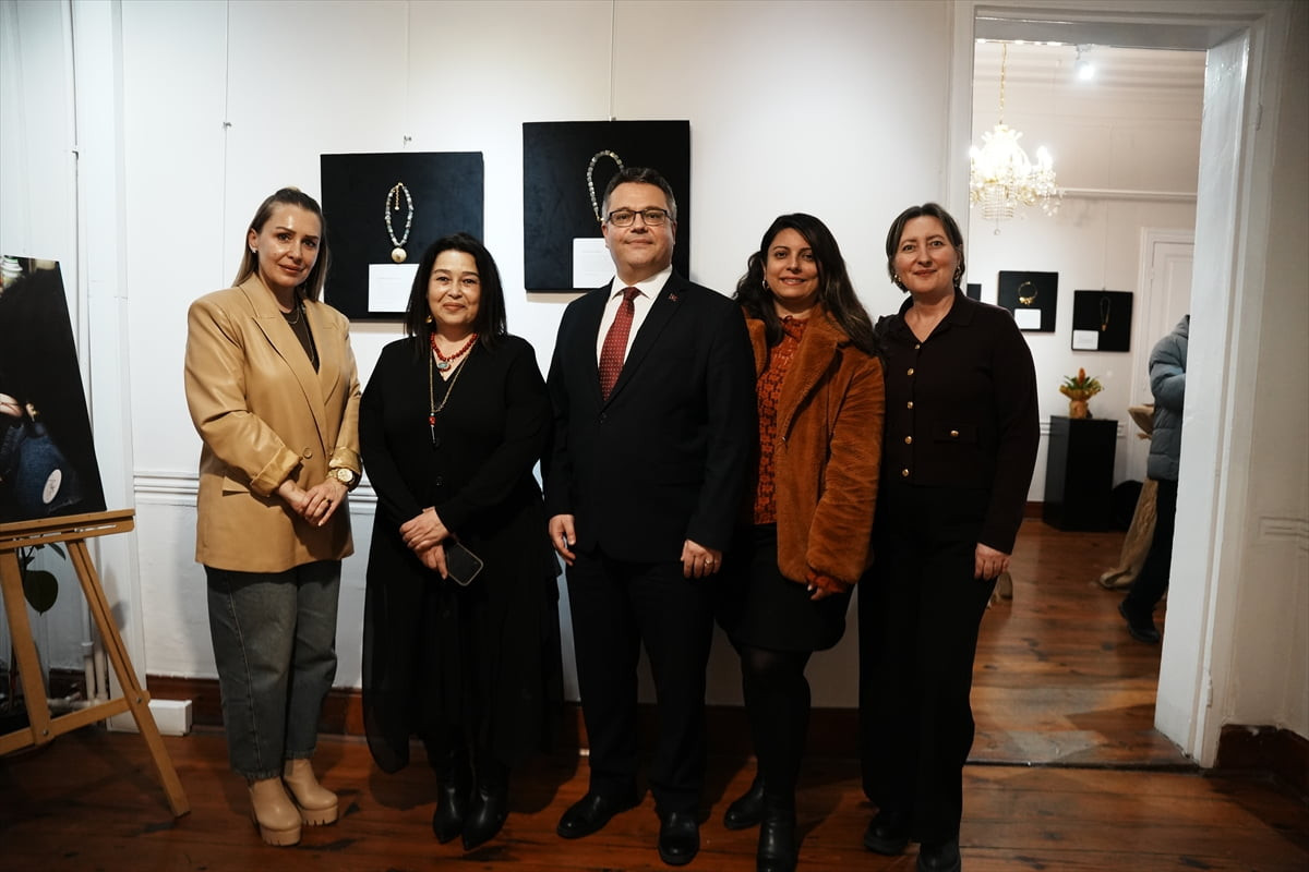 Çanakkale'de yaşayan sadekar Ayfer Adaş, binlerce yıllık Anadolu medeniyetlerinden ilham alarak...