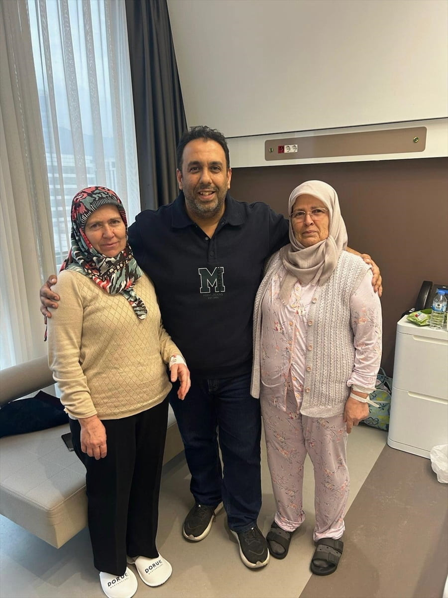 Çanakkale'de yaşayan ve meme kanserine yakalanan iki kız kardeş, Bursa'da özel bir hastanede...