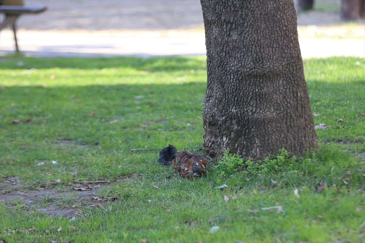 Çanakkale'deki bir çocuk parkında patlamamış mühimmat bulundu. Olay yerine gelen polis ekipleri...