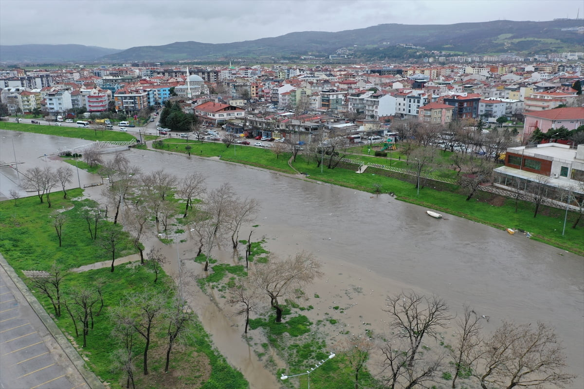 Çanakkale'deki sağanak nedeniyle debisi yükselen Sarıçay'da yaşanan taşkın dronla...