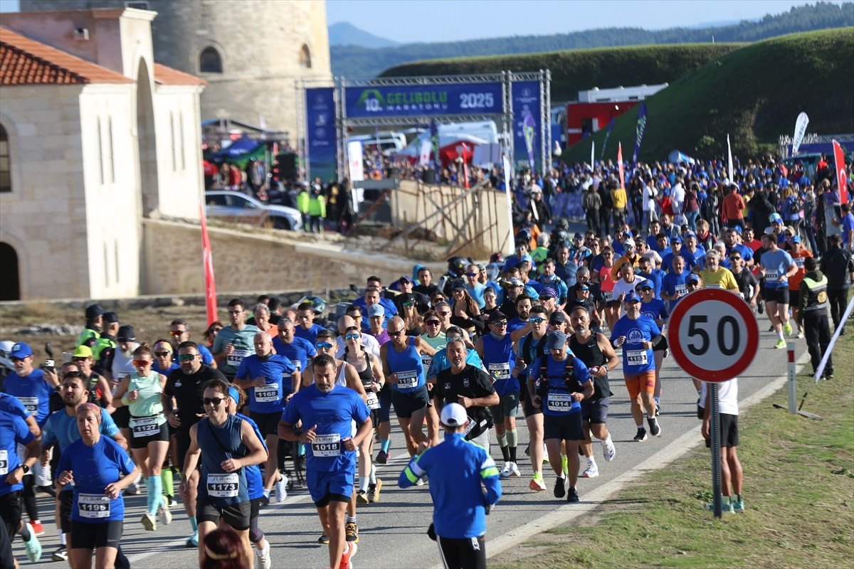 Çanakkale'deki Tarihi Gelibolu Yarımadası'nda düzenlenen "10. Uluslararası Gelibolu Maratonu"...